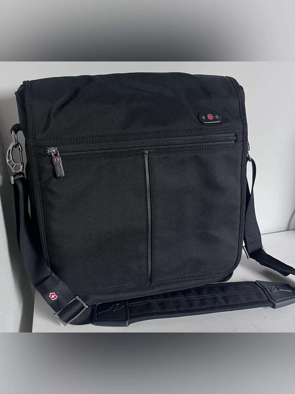 Victorinox by Swiss Army Black Crossbody Messenger Brief Bag Adjustable Strap - Picture 3 of 14